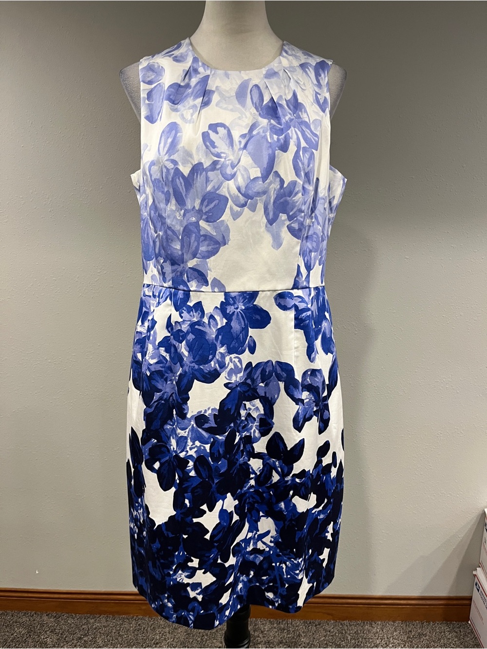 Carmen Marc Valvo‎ sleeveless floral dress size 16